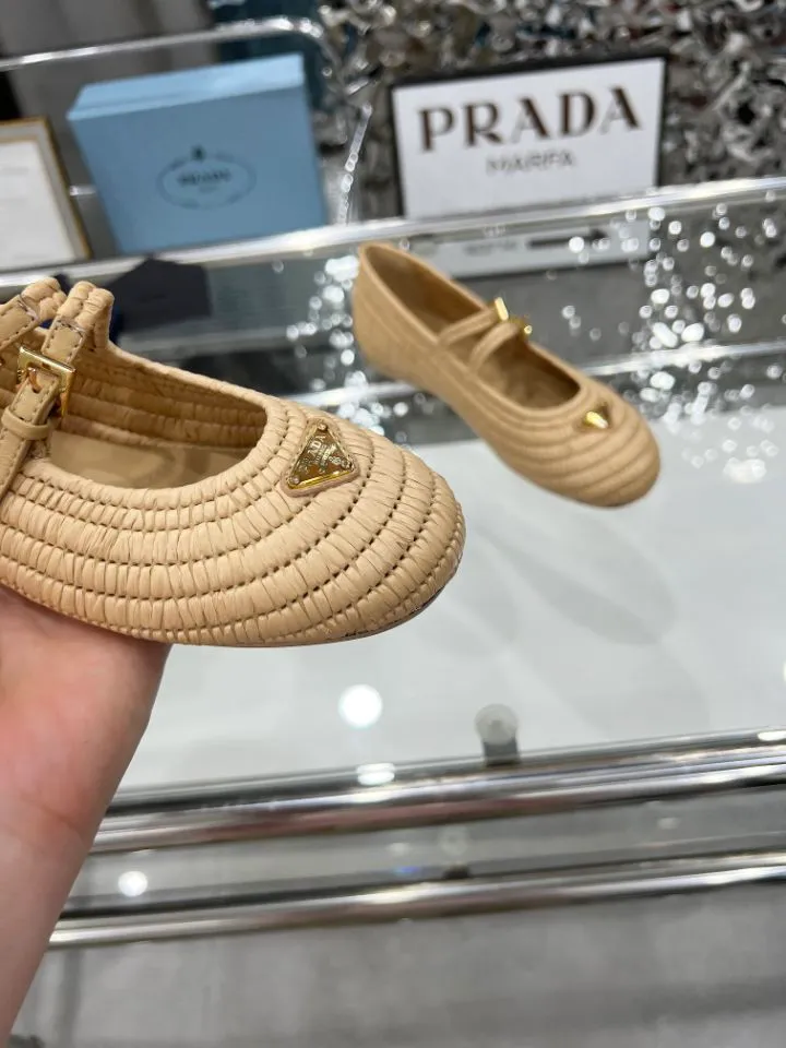 👟👟Ex-factory price 660👟👟 25ss ❤❤PRADA new summer espadrille shoes PRAD summer limited Prada espadrille shoes This time, the ballet shoe silhouette reinterprets the classic from a new seasonal perspective. Prada's summer style reflects the brand's ever-evolving aesthetic 🔥 Softly deconstructed flat silhouettes 🔥 Rooted in a new concept of formal style. 🔥Female elements are reinterpreted with a light attitude, and natural materials enhance the seasonal atmosphere. 🔥Add texture and lazy elegance. The entire pair of shoes has 3888 holes with intricate workmanship. The imported raffia is all hand-woven. The original version is made 1:1. Sizes 35-41 (no rush orders!!!)